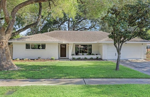 Houston House | Designers home, located in a close proximity Texas Medical Center, Galleria,
