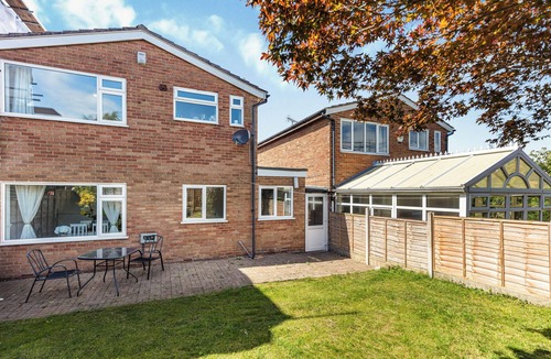 Macclesfield House | Desirable Homely Retreat