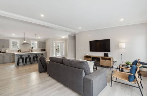 Lower Vaughan House | Destination Lake House - Hot tub