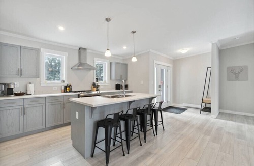 Lower Vaughan House | Destination Lake House - Hot tub