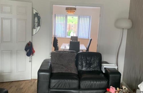 North Glasgow Apartment | Detached 4 bedroom villa