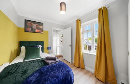 Cambridge House | Detached 6 Bedroom Cambridgeshire Abode - Pets