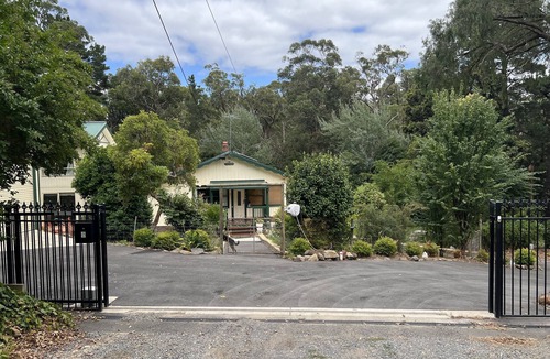 Upwey Apartment | Detached Apartment plus breakfast - historic and elegant