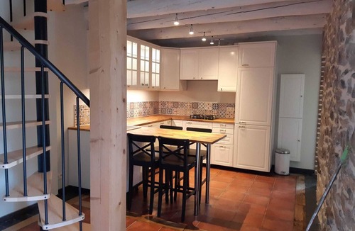 Saint-Bres Cottage | Detached cottage in 2000m2 property