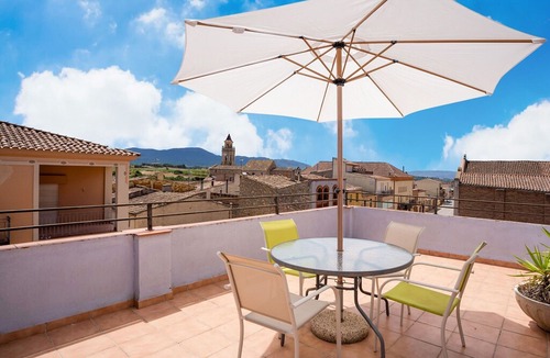 Pira Apartment | Detached country house on Pira town square.
