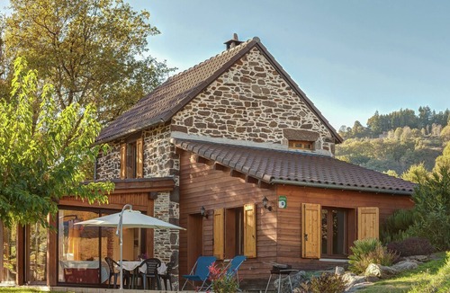 Connac House | Detached holiday home in Connac with shared swimming pool