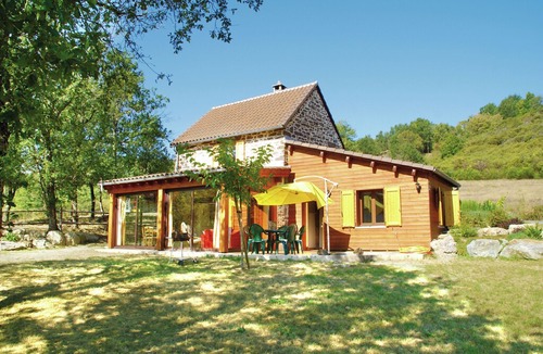 Connac House | Detached holiday home in Connac with shared swimming pool