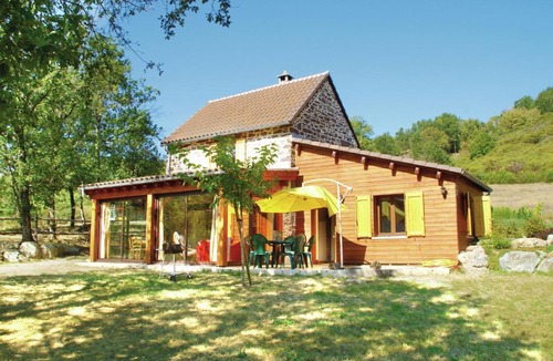 Connac House | Detached holiday home in Connac with shared swimming pool