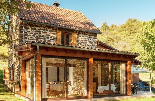 Connac House | Detached holiday home in Connac with shared swimming pool