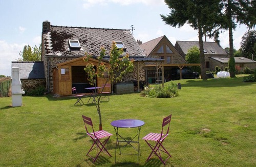 L'Epinay-le-Comte Cottage | Detached house with spa and garden near Domfront