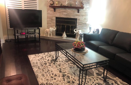 Hurontario House | Detached House 8 bedrooms,4 Washrooms,Sleeps 14,Centrally located, Brkfst Avlbl