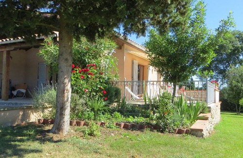 Auzas House | Detached house with a large garden and fenced