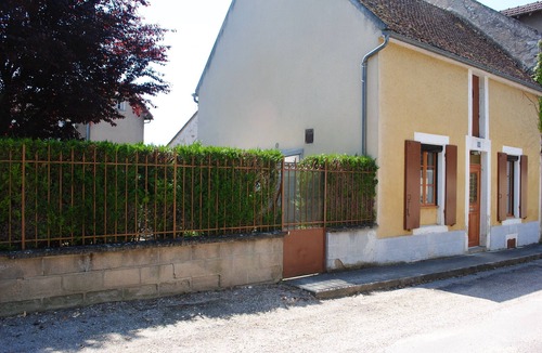 Accolay House | Detached house with garden