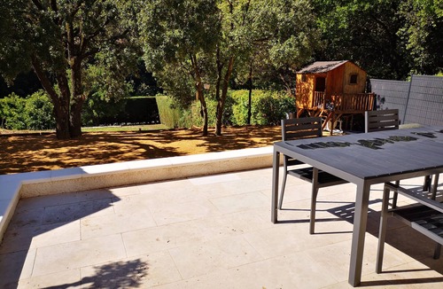 Mornas House | Detached house with private jacuzzi