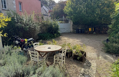 Vetheuil Apartment | Detached house with secure parking