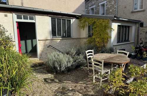 Vetheuil Apartment | Detached house with secure parking