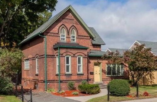 Northampton House | Detached, Spotless 3 Bd. Home - Sleeps 7