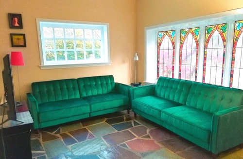 Northampton House | Detached, Spotless 3 Bd. Home - Sleeps 7