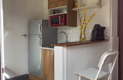 Mery-sur-Oise Apartment | Detached studio with garden and parking in charming property