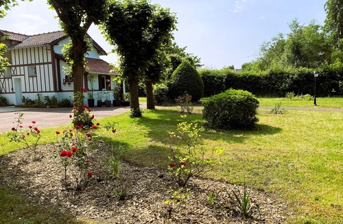 Mery-sur-Oise Apartment | Detached studio with garden and parking in charming property