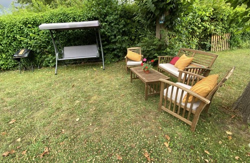 Mery-sur-Oise Apartment | Detached studio with garden and parking in charming property