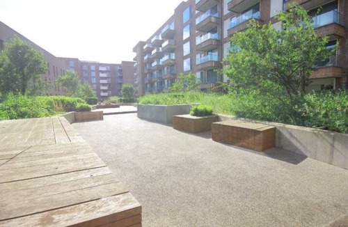Royal Docks Apartment | DeucesLets 2 Bed - Slivertown