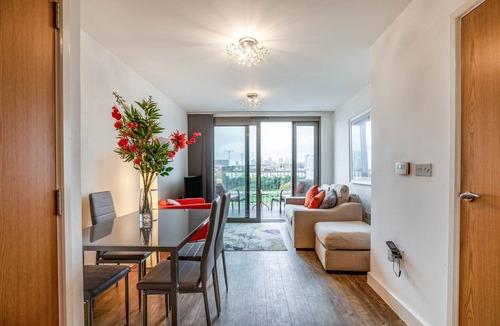 Royal Docks Apartment | DeucesLets 2 Bed - Slivertown
