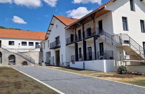 La Ferte-sous-Jouarre Apartment | Deux Appartements Spacieux pour 8