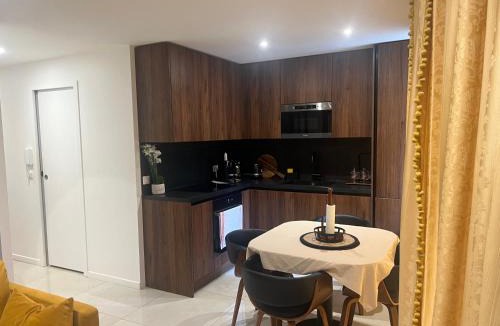 Neuilly-sur-Seine Apartment | Deux. Pièces face à la scène.