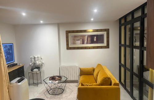 Neuilly-sur-Seine Apartment | Deux. Pièces face à la scène.