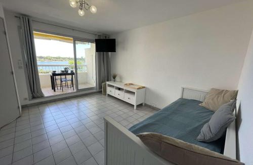 Saint-Andre-Lachamp Apartment | Deux pièces rénové avec terrasse, parking privé à Port Camargue - FR-1-250-173
