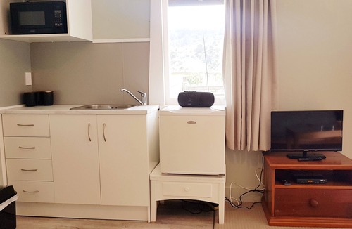 Coromandel Forest Park Cottage | Devcich Historic Farmstead - Cottage