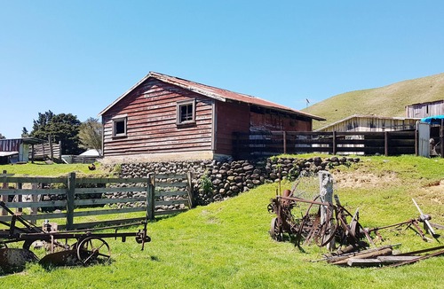 Coromandel Forest Park Cottage | Devcich Historic Farmstead - Cottage