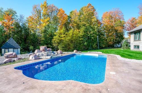 Trent Lakes House | Devlok- Mystique Mansion 7 BR-sleep 16 Kawartha