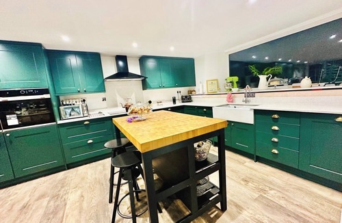 Oakfordbridge House | Devon 6-Bed Cottage with Country Views & Parking