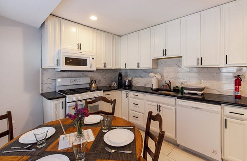 Wayne Apartment | Devon - Horse Show, History, Walk to Shops, Café's