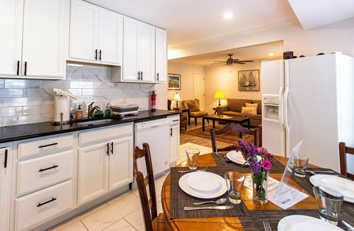 Wayne Apartment | Devon - Horse Show, History, Walk to Shops, Café's