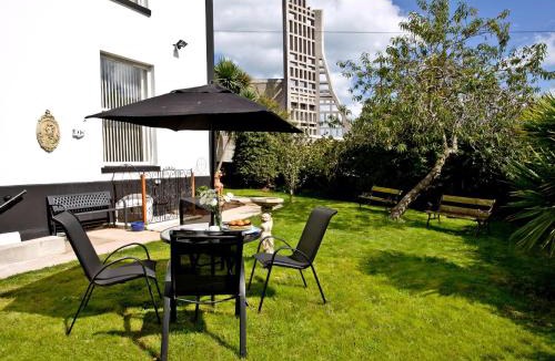 Torquay City Centre Apartment | Devon Villa Garden Apartment
