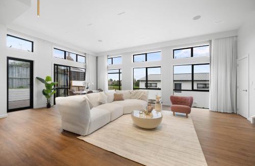 Devonport Villa | Devonport- Bayswater Luxury Home with BBQ