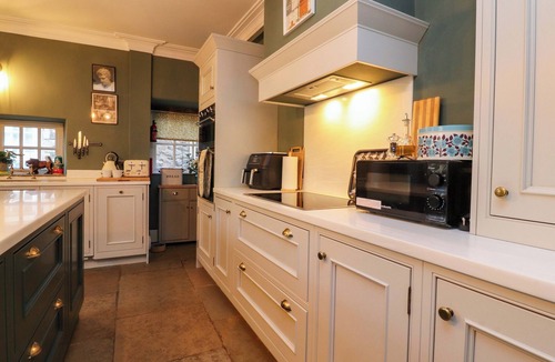Giggleswick Cottage | DEVONSHIRE HOUSE, pet friendly, character holiday cottage in Settle