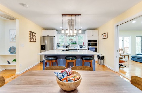 Quinton House | Dew Drop Inn | 4BR Retreat | Lakeside | Hot Tub