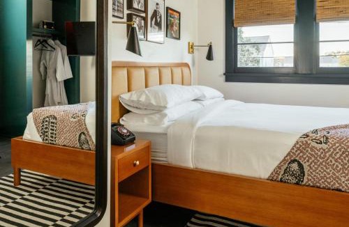 Faubourg Delassize Hotel | Dew Drop Inn Hotel & Lounge