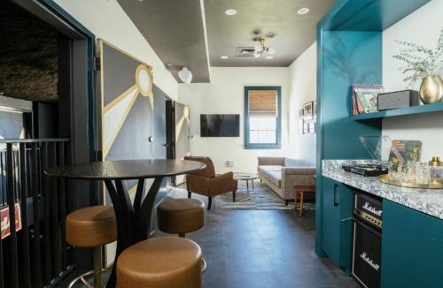 Faubourg Delassize Hotel | Dew Drop Inn Hotel & Lounge