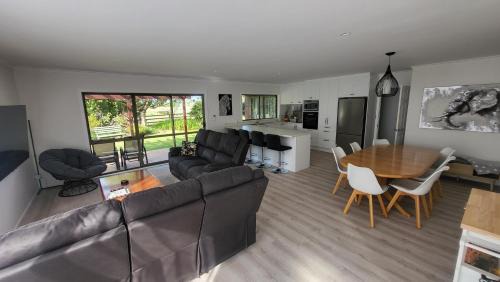 Whakatu House | Dewdrop Cottage