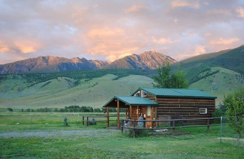 Livingston Cabin | Dexter Peak cabin, elegantly rustic near YNP/Chico