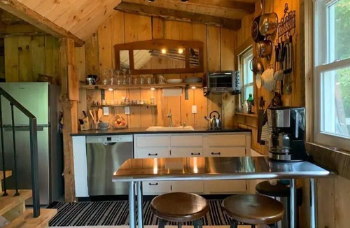 Hobart House | Dezi's Retreat and Waterfall