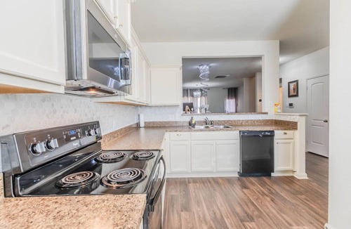 Dallas House | DFW Oasis! Near Reunion Tower - Great for Groups!