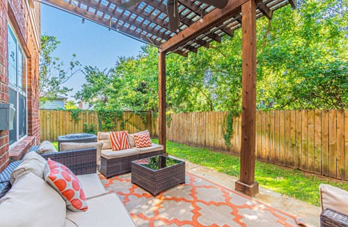 Dallas House | DFW Oasis! Near Reunion Tower - Great for Groups!