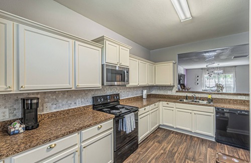 Dallas House | DFW Perfect Home with Garage Parking, Gated Yard,Business Amenities,Arcade game!