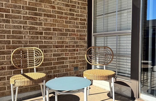 Bedford House | DFW Townhome w/Garage access 15 min from airport